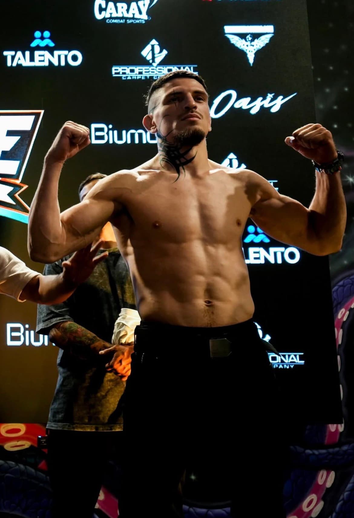 Stiven Bedoya "El Gato" celebrando su récord profesional